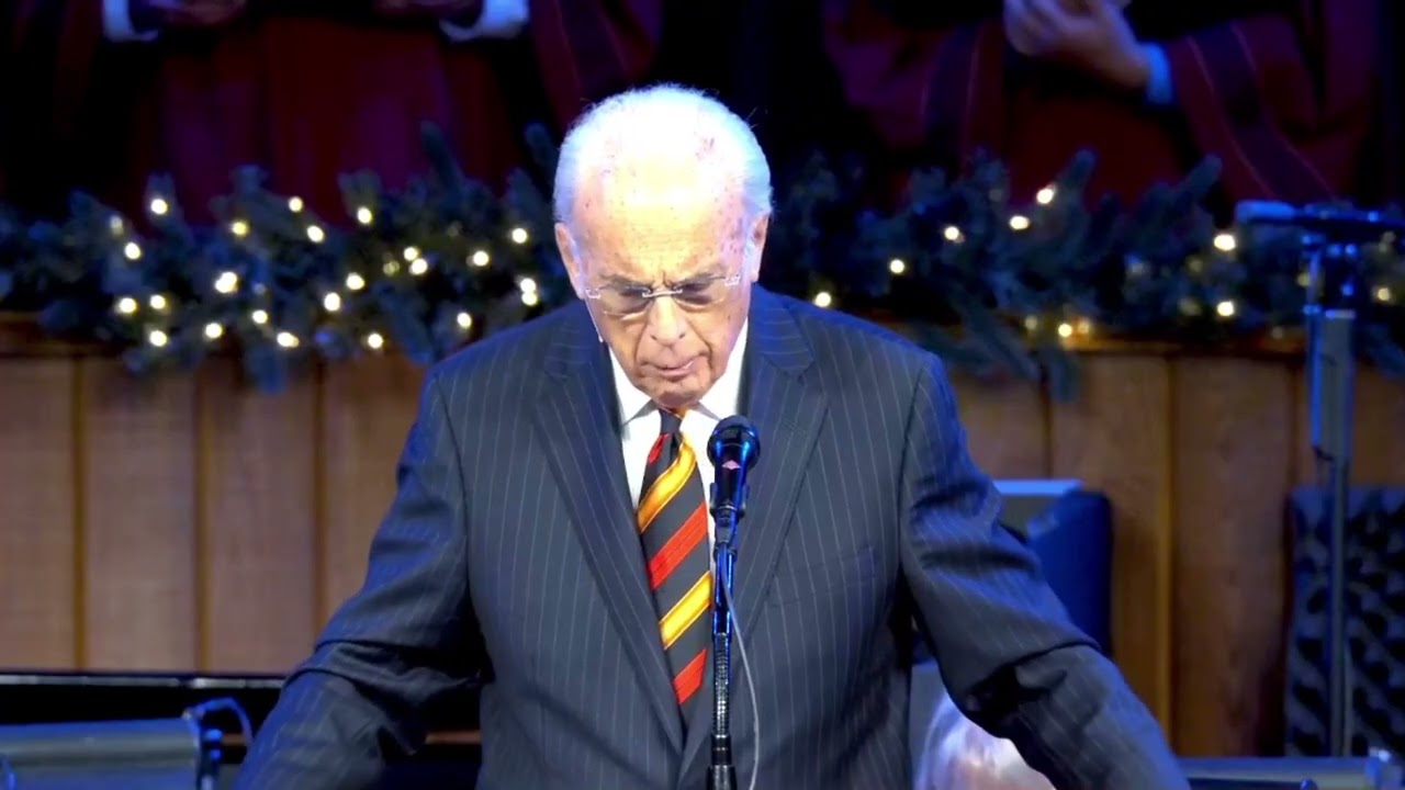 Pastor John MacArthur Reading Matthew 1:18–25 Ending In Prayer
