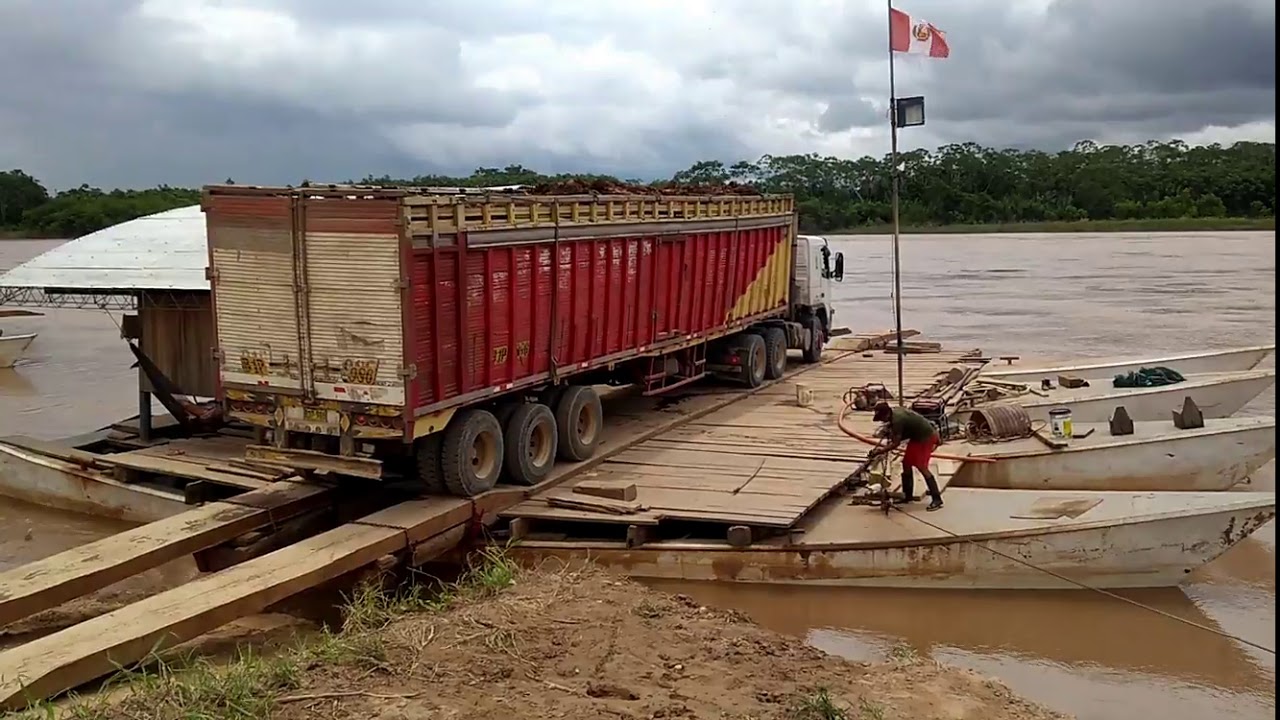 INCREIBLE...!!! Trailer pasa en balsa rio AGUAYTIA