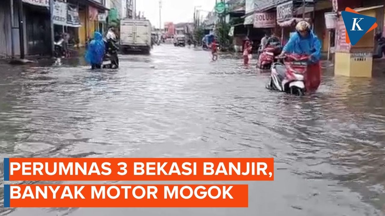 Perumnas 3 Bekasi Banjir 70 Cm, Pengendara Terpaksa Dorong Motor