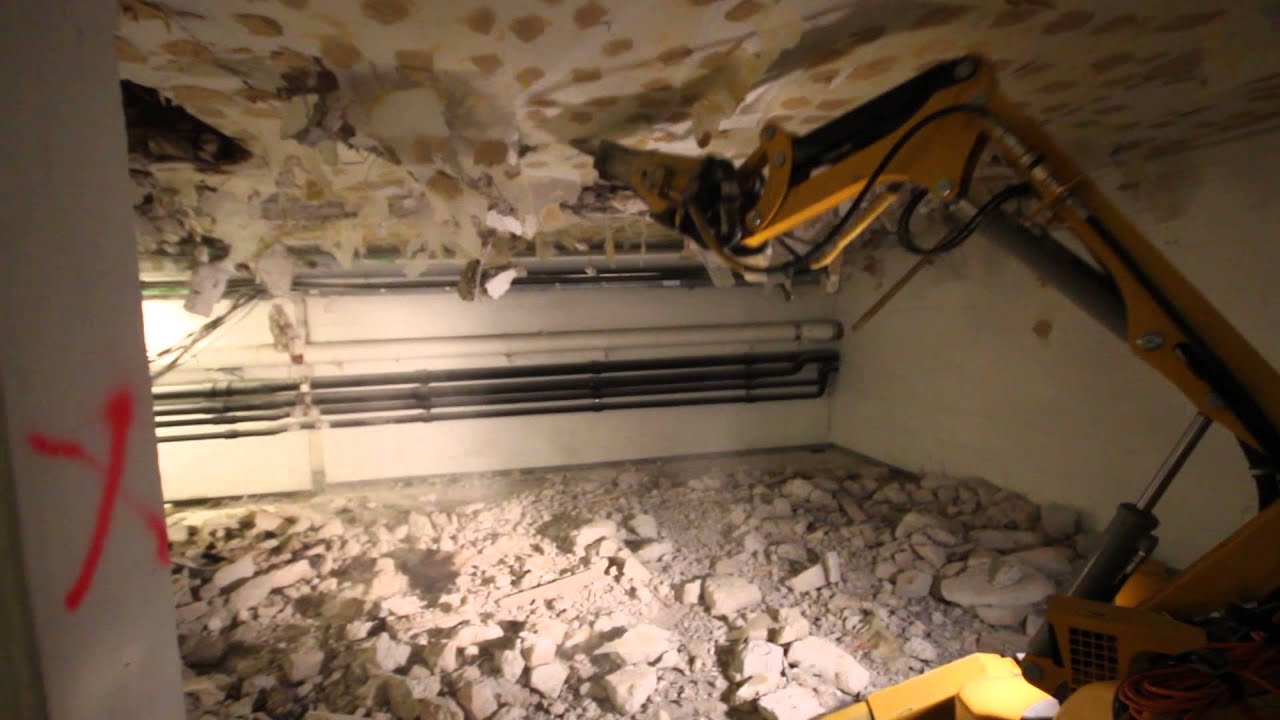 GLES OY - Brokk piikkaus kattoon. Demolition of the ceiling