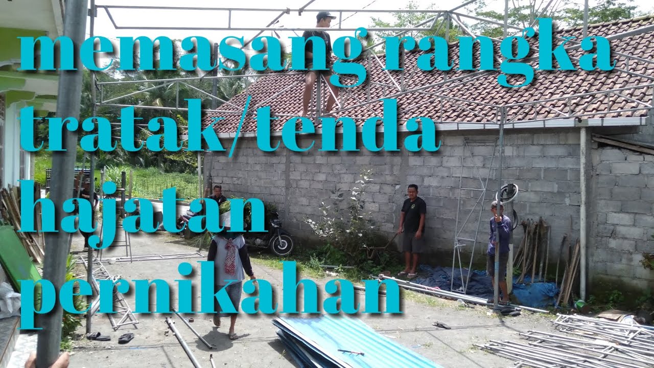 Proses memasang rangka tratak hajatan pernikahan