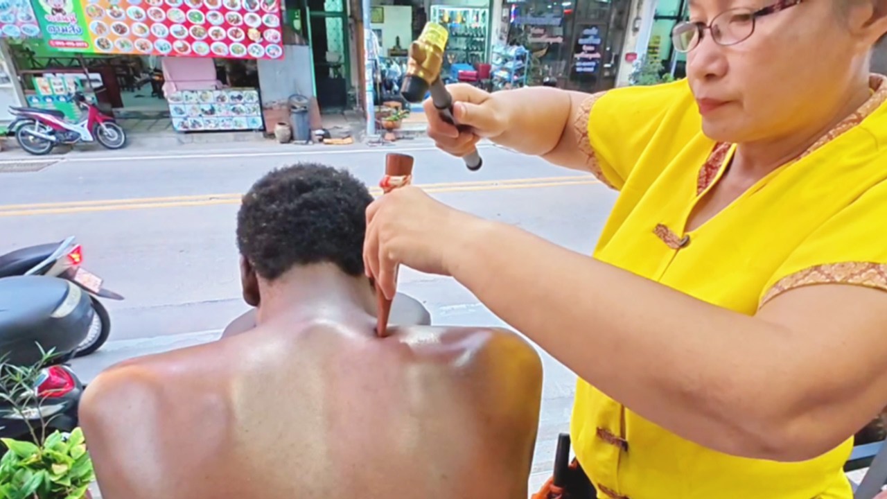 💆‍♂️ Thai Street Side Tok Sen Massage & Stretching – She’s a Pro at Stress Relief! – Pattaya 🇹🇭
