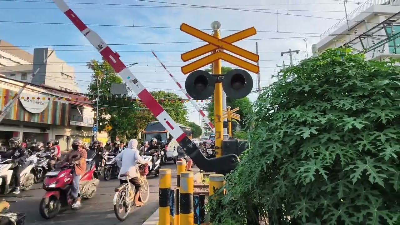 Perlintasan kereta api jpl 114 solo jebres