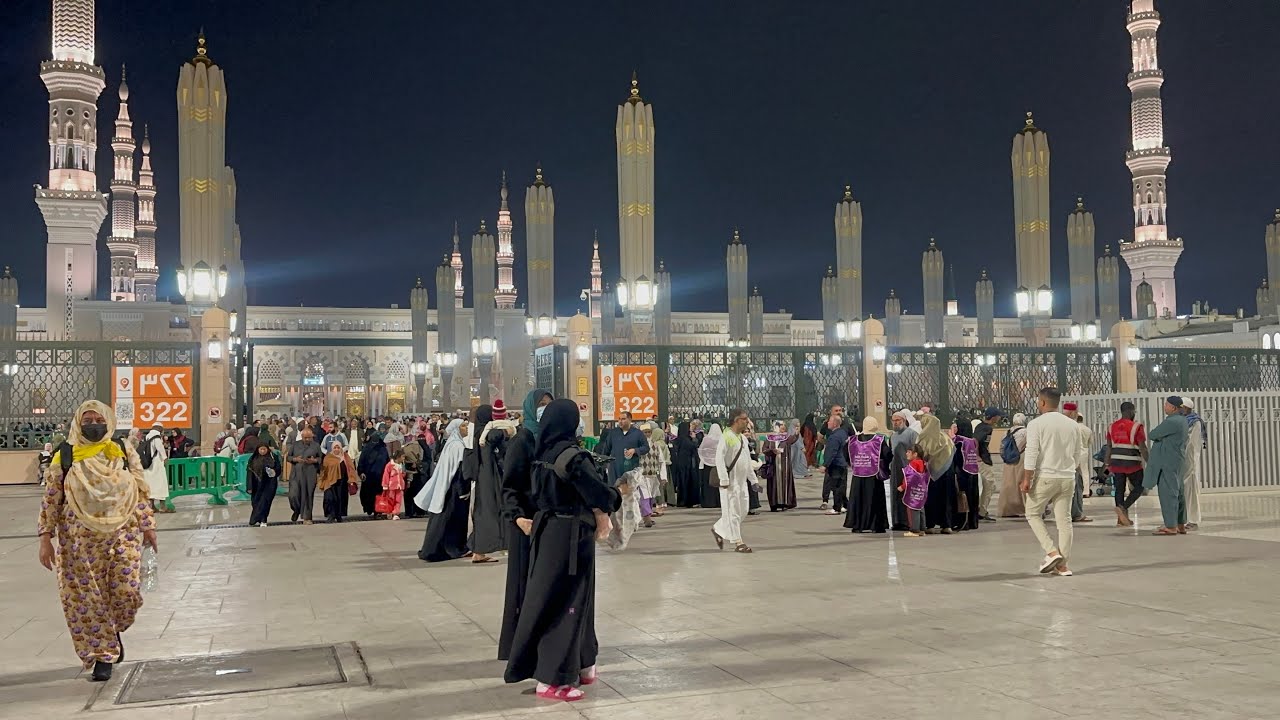 خروج المصلين وساحة الملك سلمان 