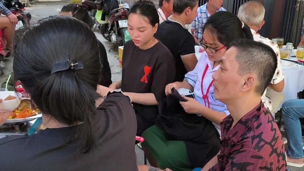 Đám giỗ nội.