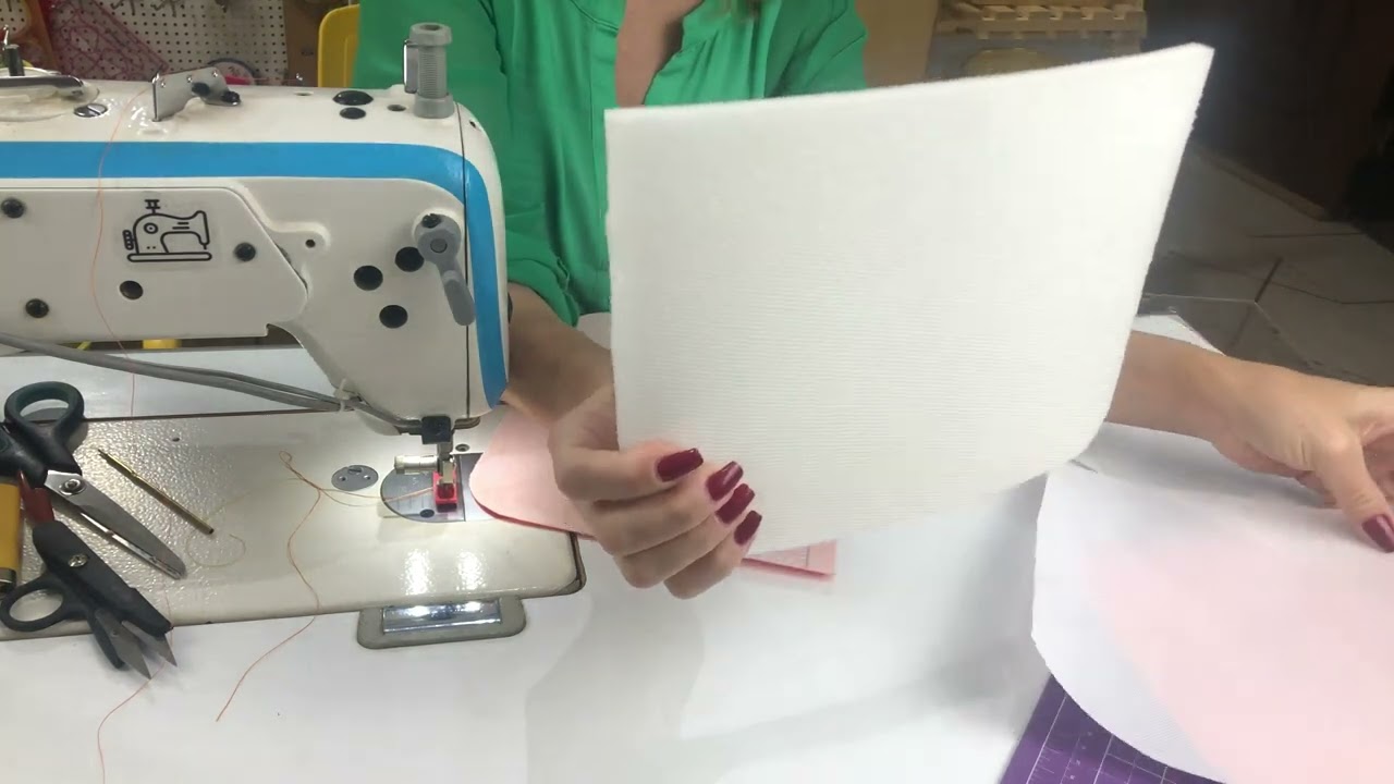 KRIKA AMADORI, ensinando a aplicar a Espuma Acoplada no sintético.