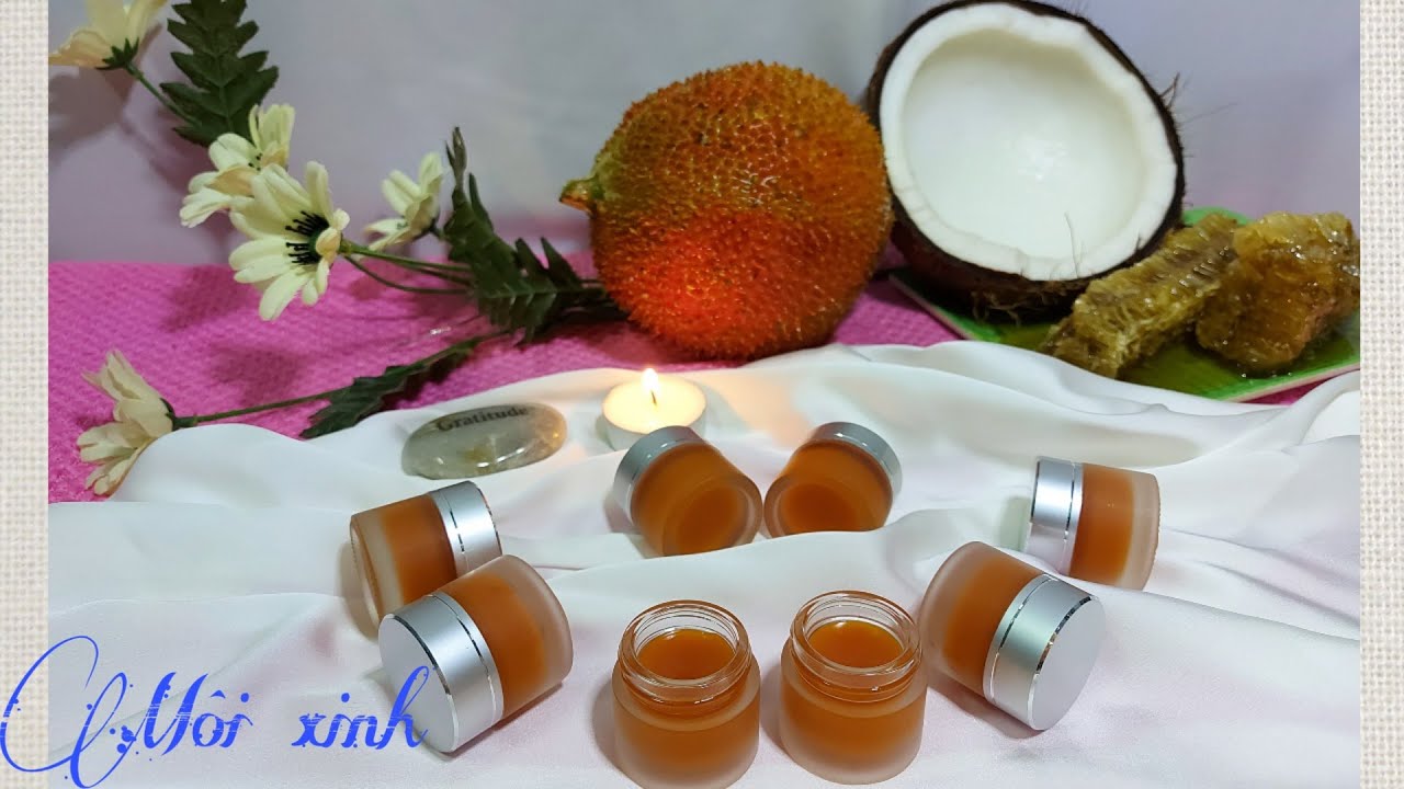 Cách làm son dưỡng môi từ quả gấc, dừa và sáp ong. Giúp môi mềm mịn và hồng hào, đẹp tự nhiên.