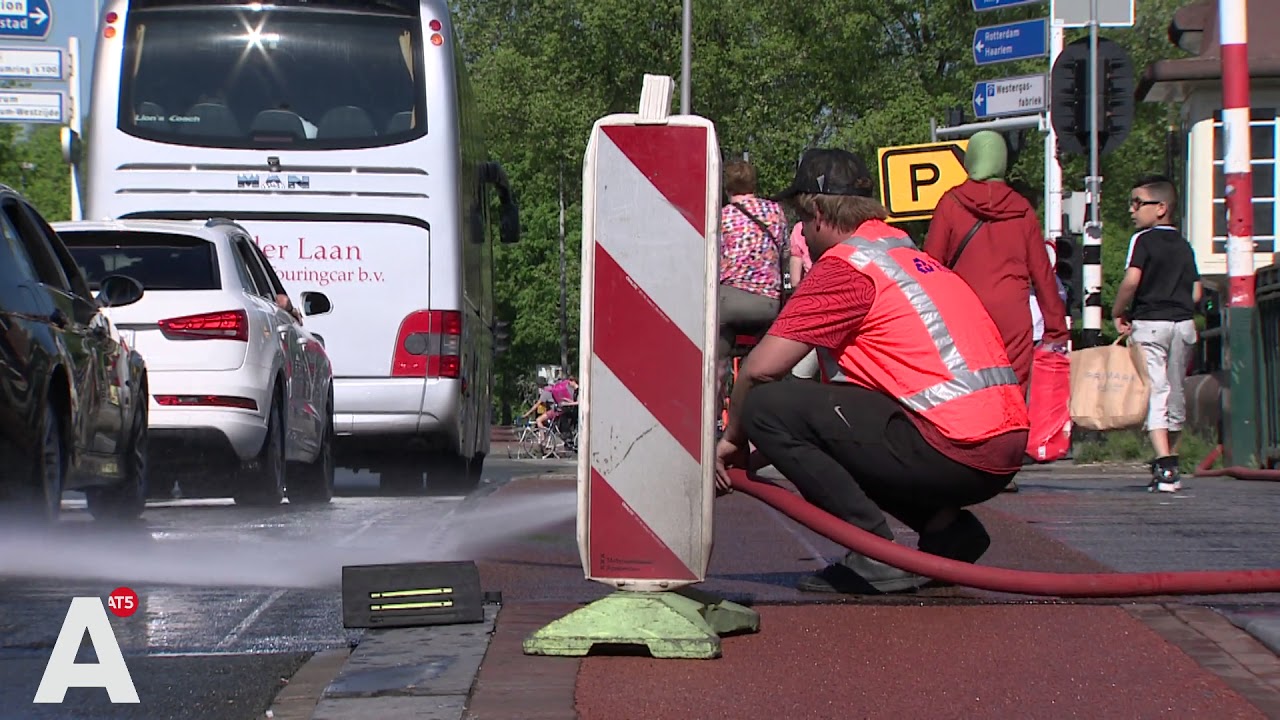 Bruggen ouderwets koel gehouden met grachtenwater
