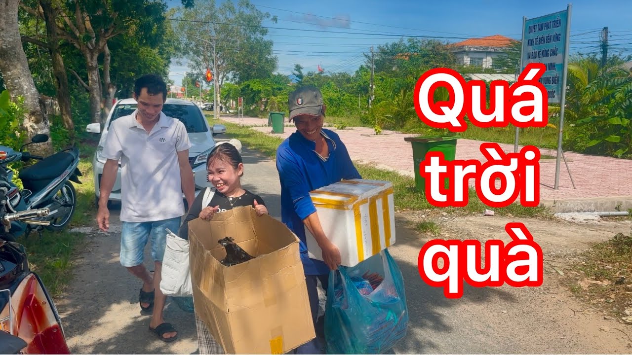 Mấy anh em h&aacute;o hức ra đ&oacute;n gia đ&igrave;nh nhỏ từ S&oacute;c Trăng về || C&ocirc; Chủ Nhỏ