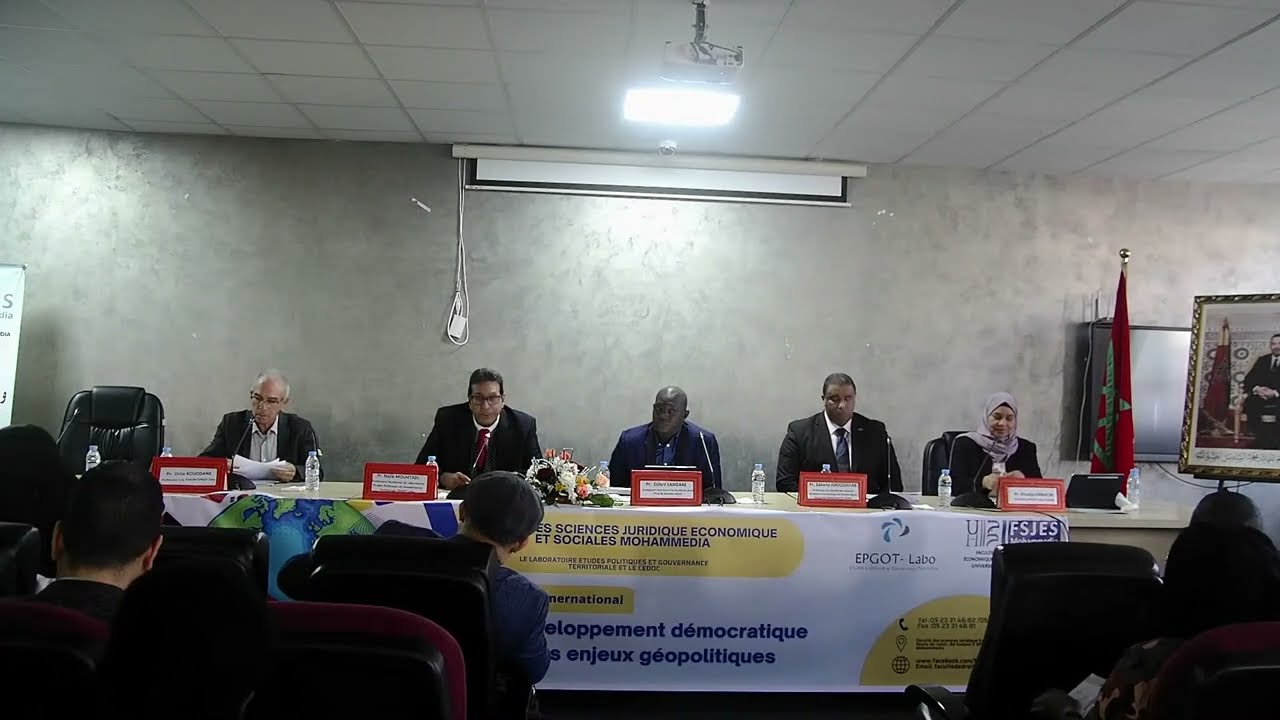 Colloque International ===Le Développement Démocratique ==
