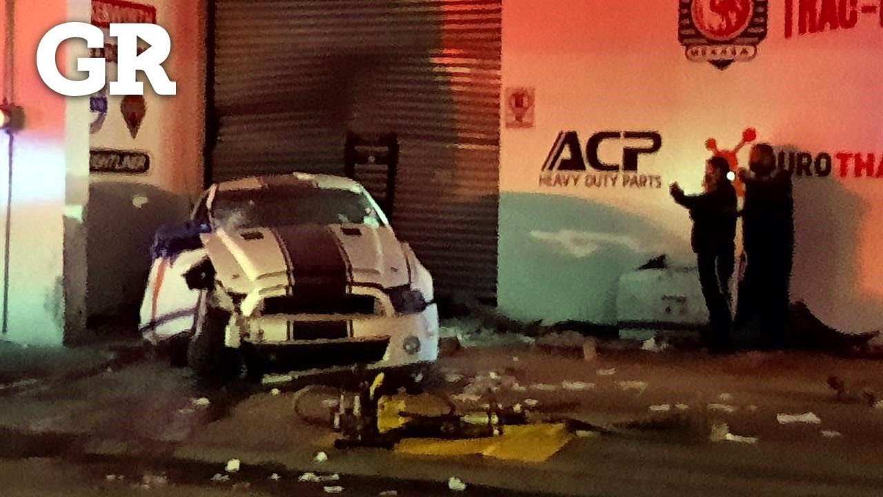 Choca Mustang con poste, muere acompa&ntilde;ante y huye responsable| Monterrey