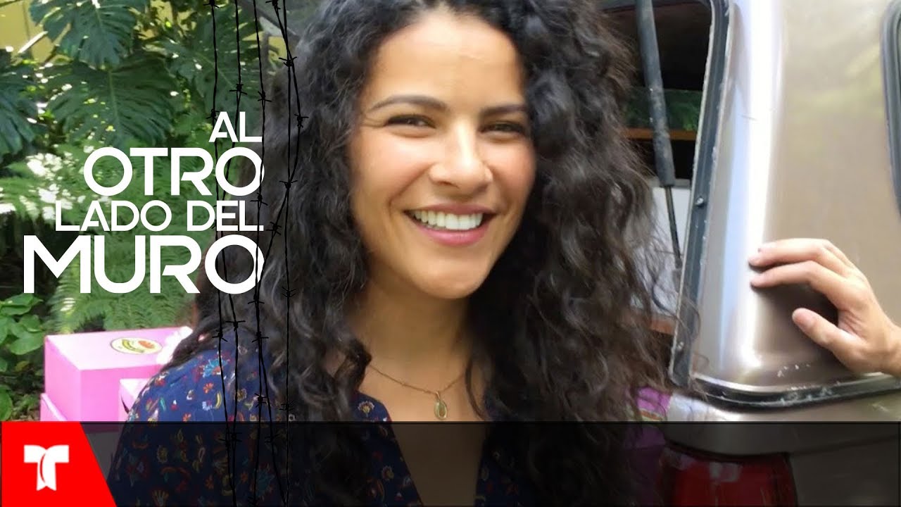 Al Otro Lado Del Muro | Litzy y Khotán Fernández bromean detrás de cámaras | Telemundo