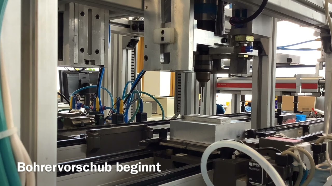 Station Bohren an einer automatisierten Modellanlage zur Fertigung einer Pfeife