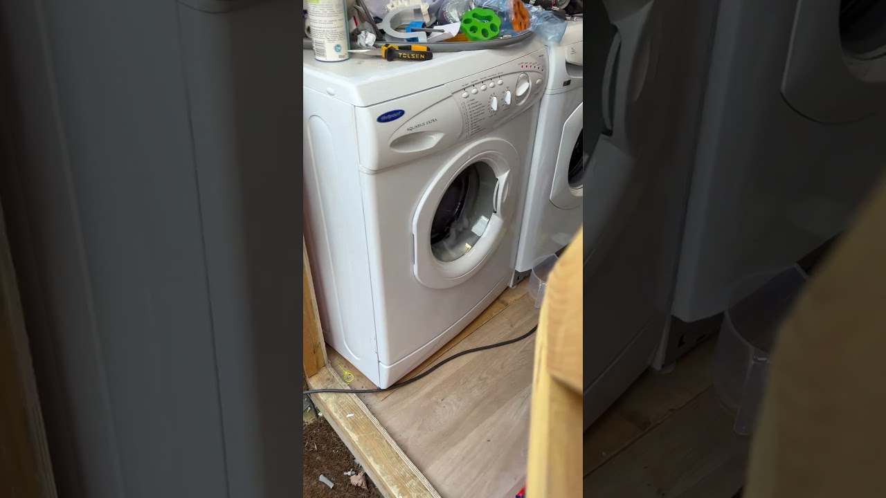 Hotpoint Aquarius Extra WMA48 || SELF DESTRUCTS QUITE LITERALLY? (First spin after months of no use)