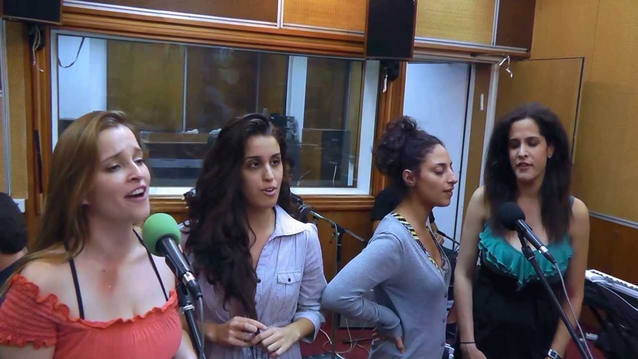 הדר גלרון ובנות בית צבי מתוך ההצגה המקווה