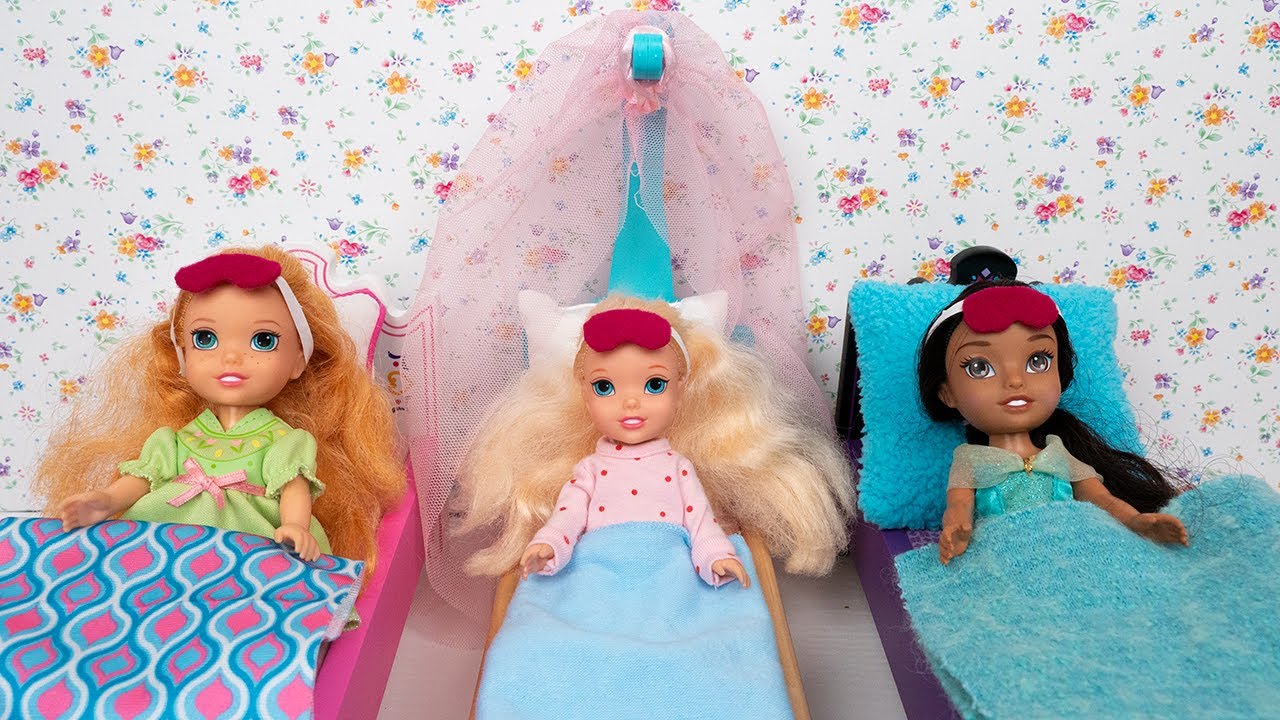SLEEPOVER -  SLUMBER PARTY Elsa and Anna- Pillow fight - Movies - Popcorn