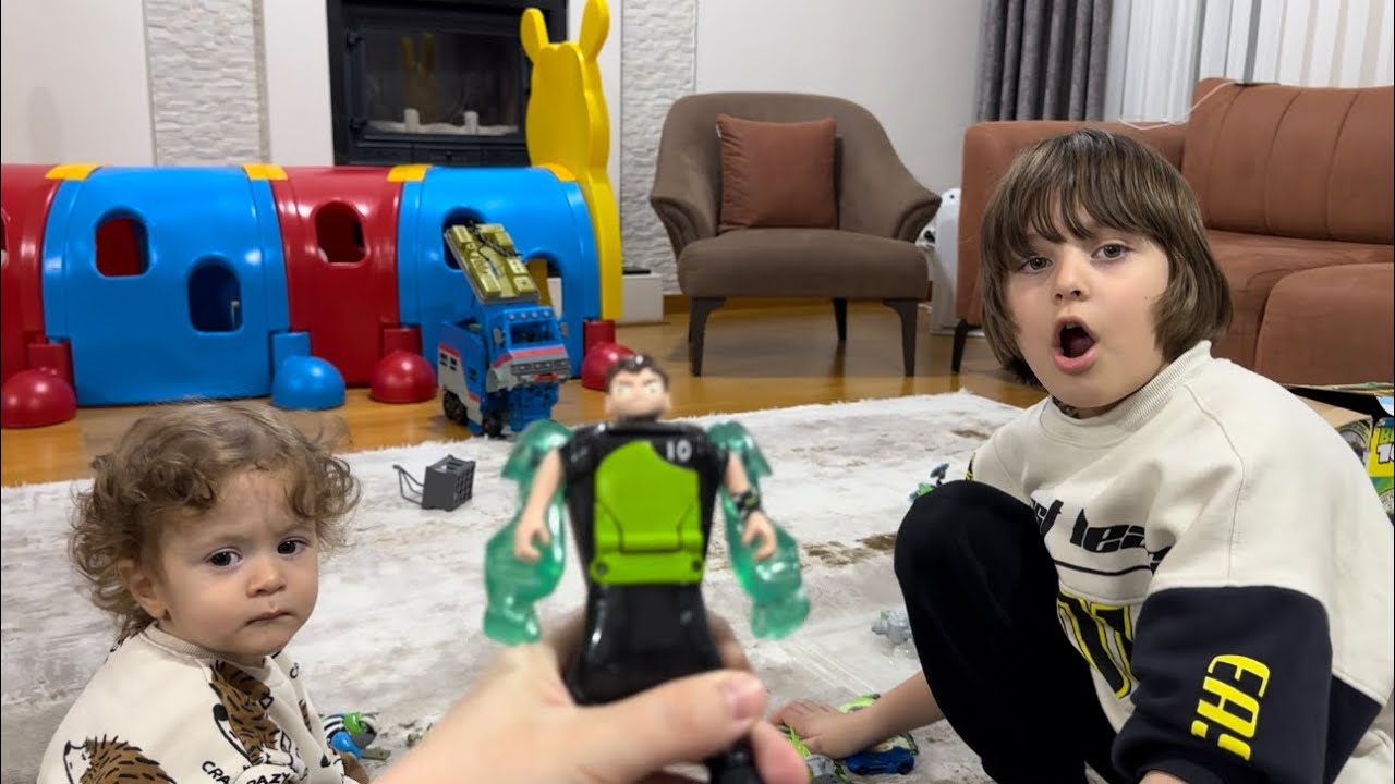 Fatih selim Ben 10 karavanı ve karakterleri çıkardı.Peşindeki kardeşi ve kedi onu rahat bırakmadı