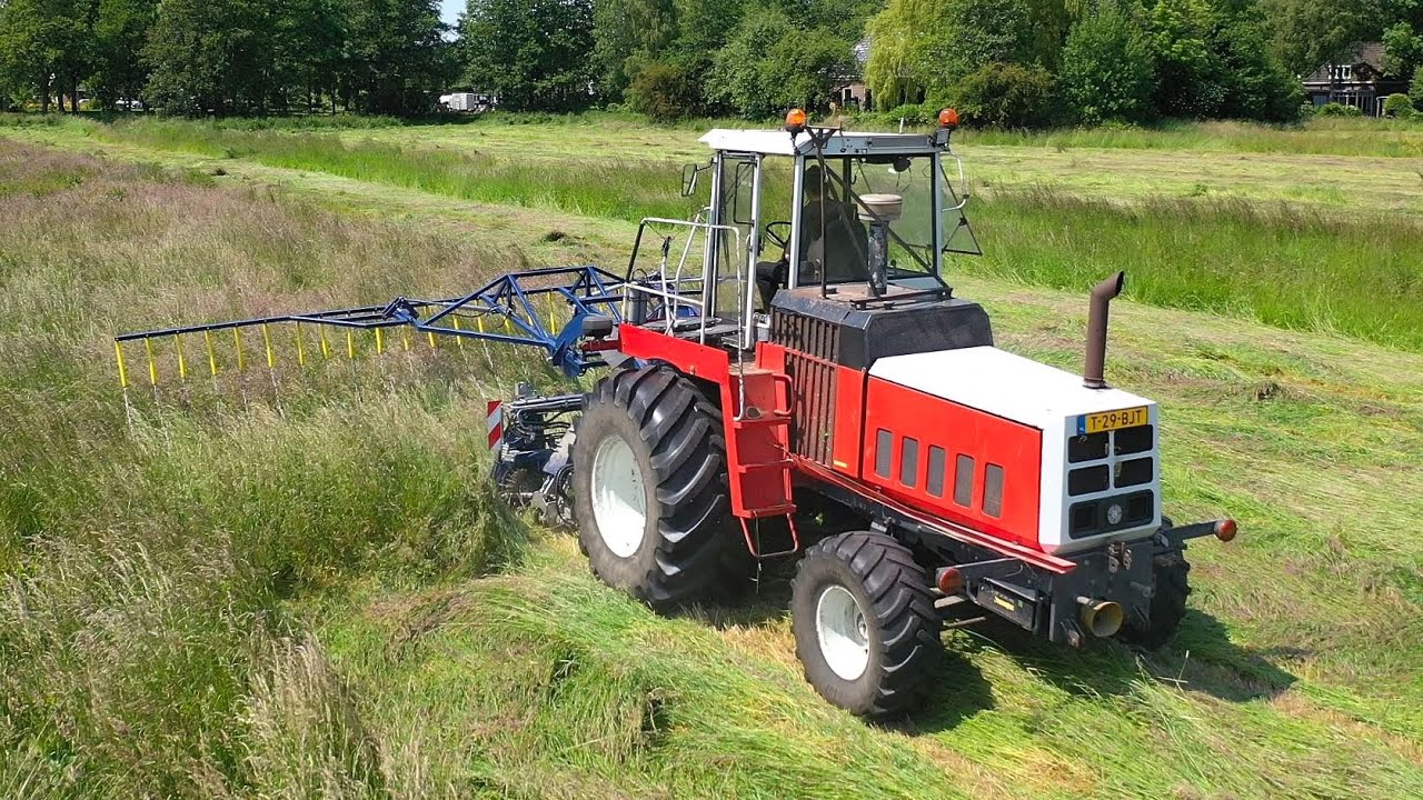 Natuurgras maaien met STEYR 8300  Tuenter Agrarische Diensverlening.
