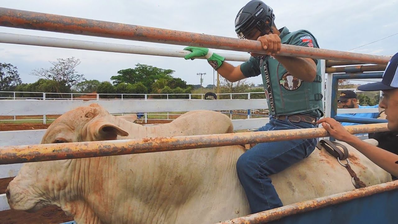 RODEIO EM TOUROS - TREINO NO S&Iacute;TIO SANTO ANT&Ocirc;NIO 2021 (AREALVA-SP)