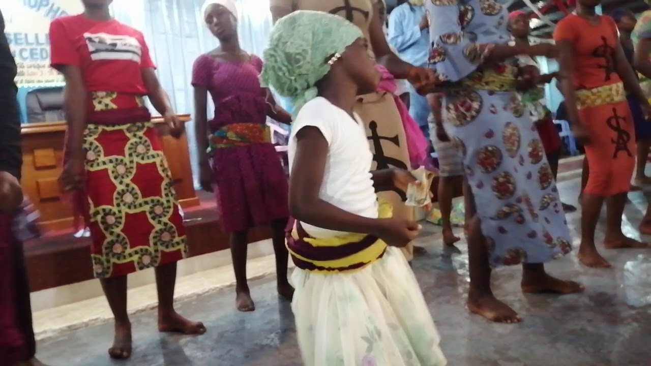 Mission du Cèdre : Nga Mèni dansée par les jeunes sœurs(1)