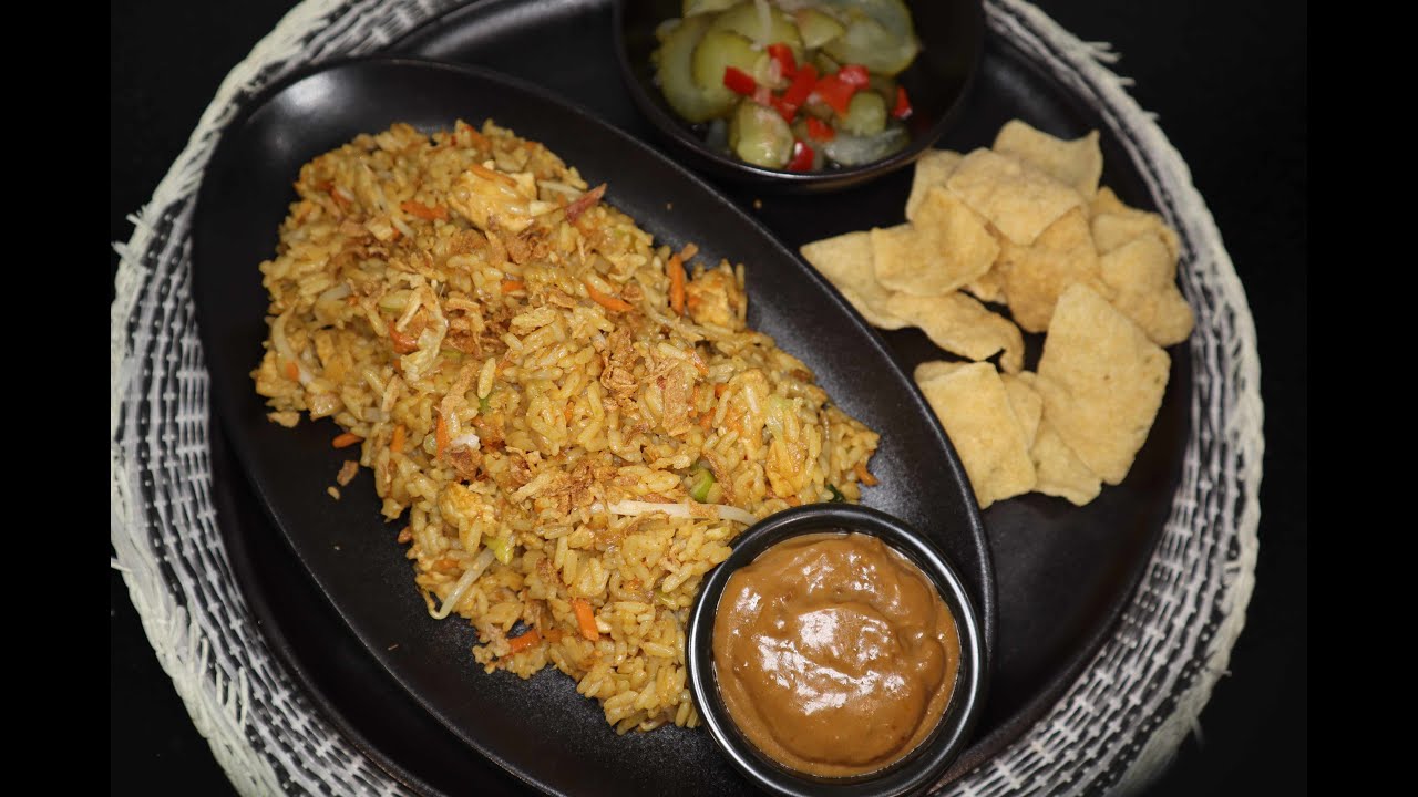 NASI /kroepoek/satesaus/zoetzure komkommer /ikrame.bouu