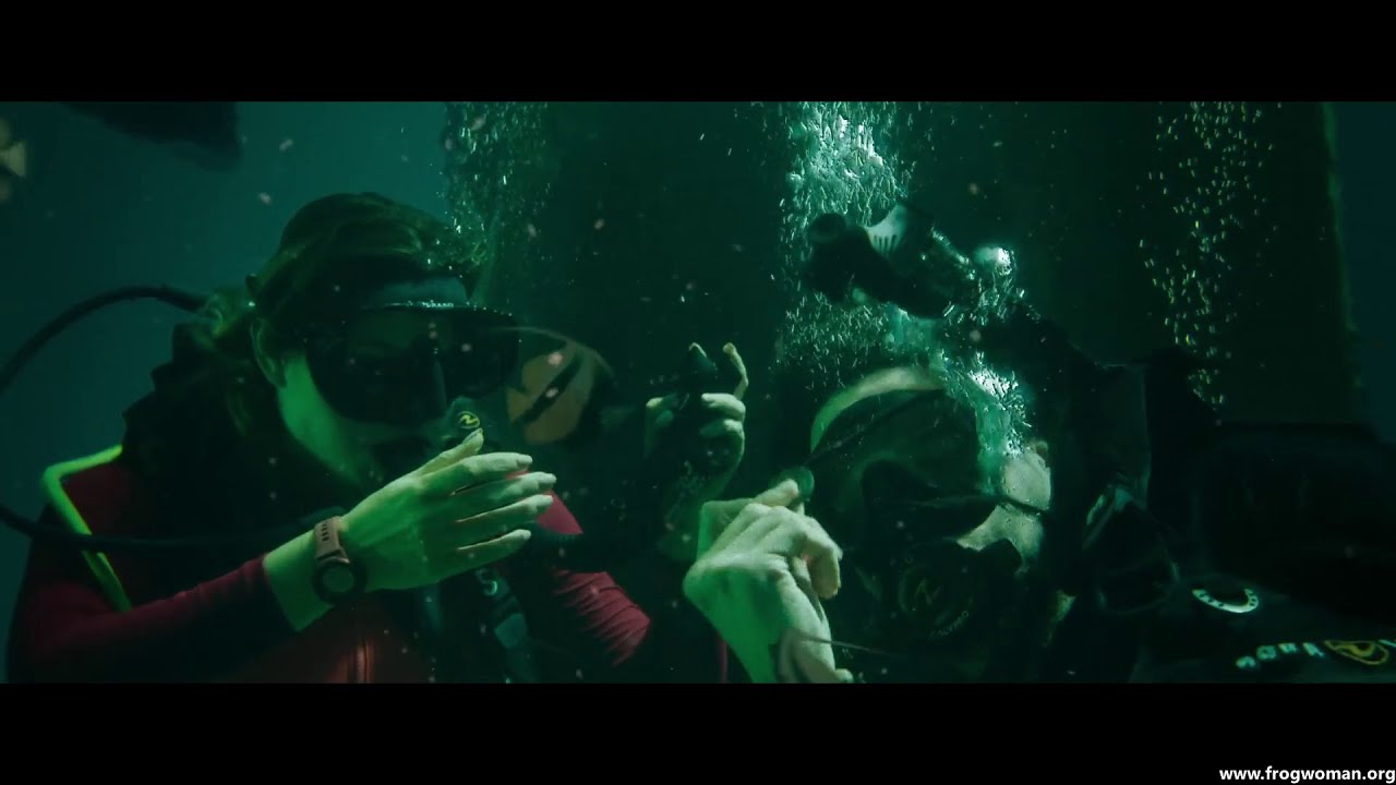 2 female divers, a wreck, a coin, and ... some danger - Scene 1