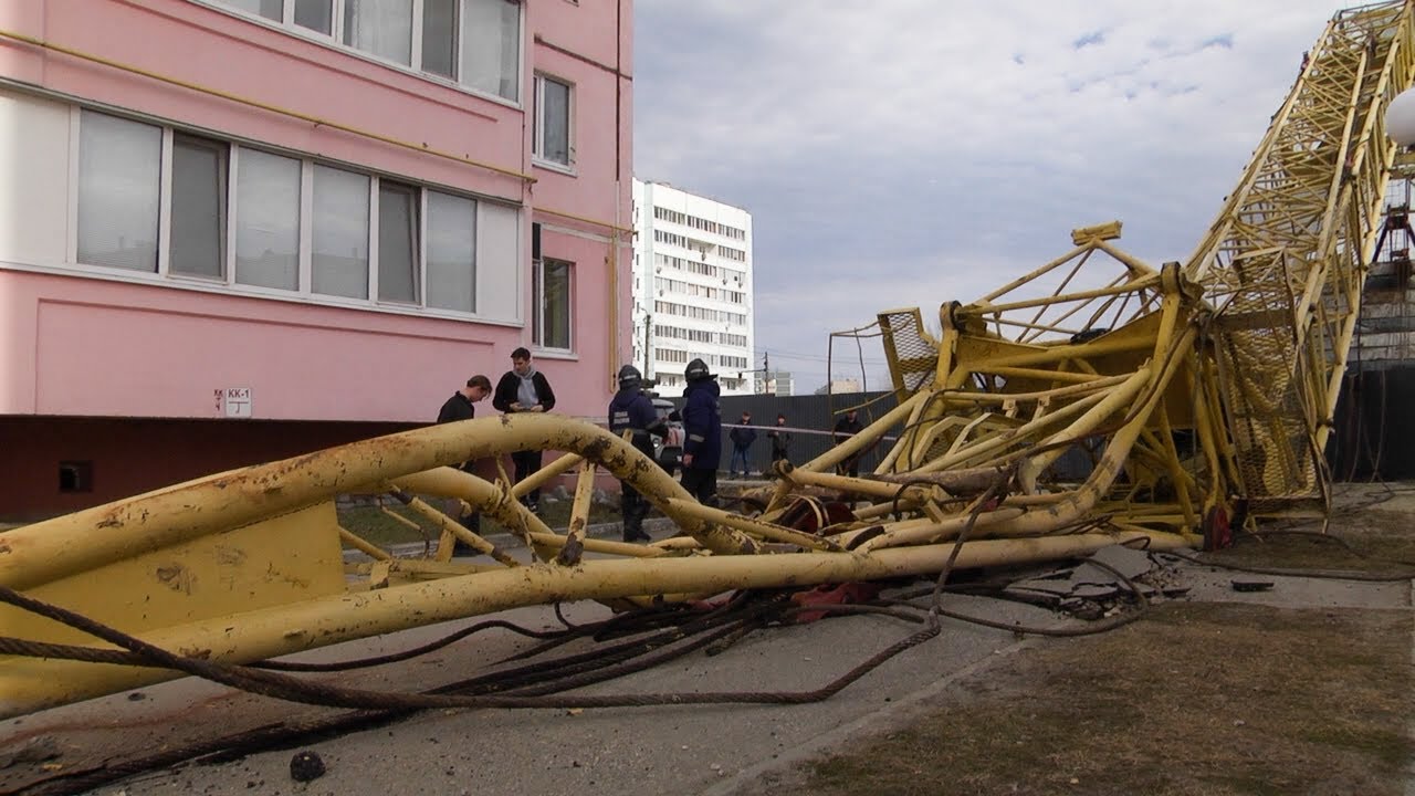 Задрожали стены: башенный кран упал рядом с детской площадкой. Подробности индустриального ЧП