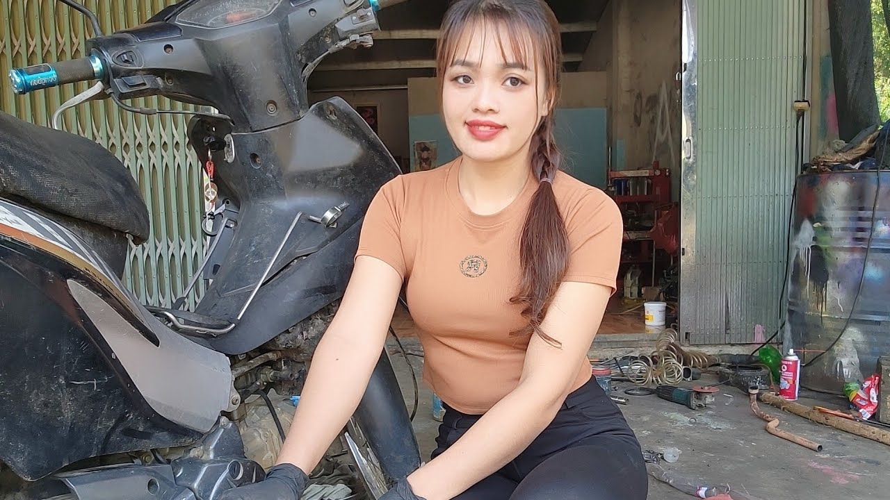 Girl N spent the whole afternoon repair a Wave@110 while many other motorbikes were wait in line.