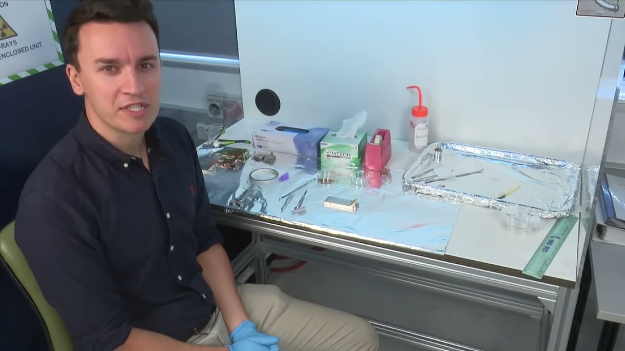 XPS course: 3. Sample Preparation for Xray Photoelectron Spectroscopy XPS