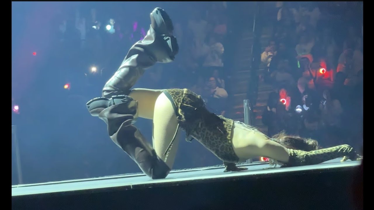[FANCAM] 2-1-26 - Twice – THIS IS FOR TOUR - Dallas Day 2 – Momo Solo Stage - Move Like That