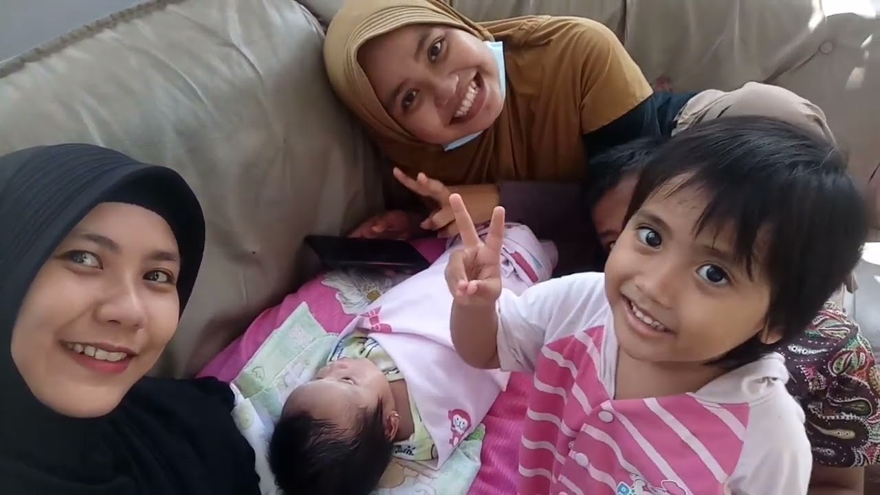 PIJAT BAYI LANJUT NEMENIN MERTUA MAIN KERUMAHKU | SEHAT ENERGIK DI USIA TUA MERTUAKU