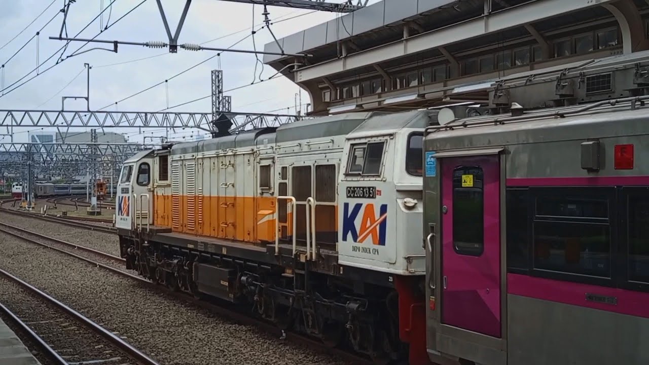 Kereta Jarak Jauh, KRL, Hingga Kereta Barang Ramai Melintas Disini! | Hunting Ka Eps. 3