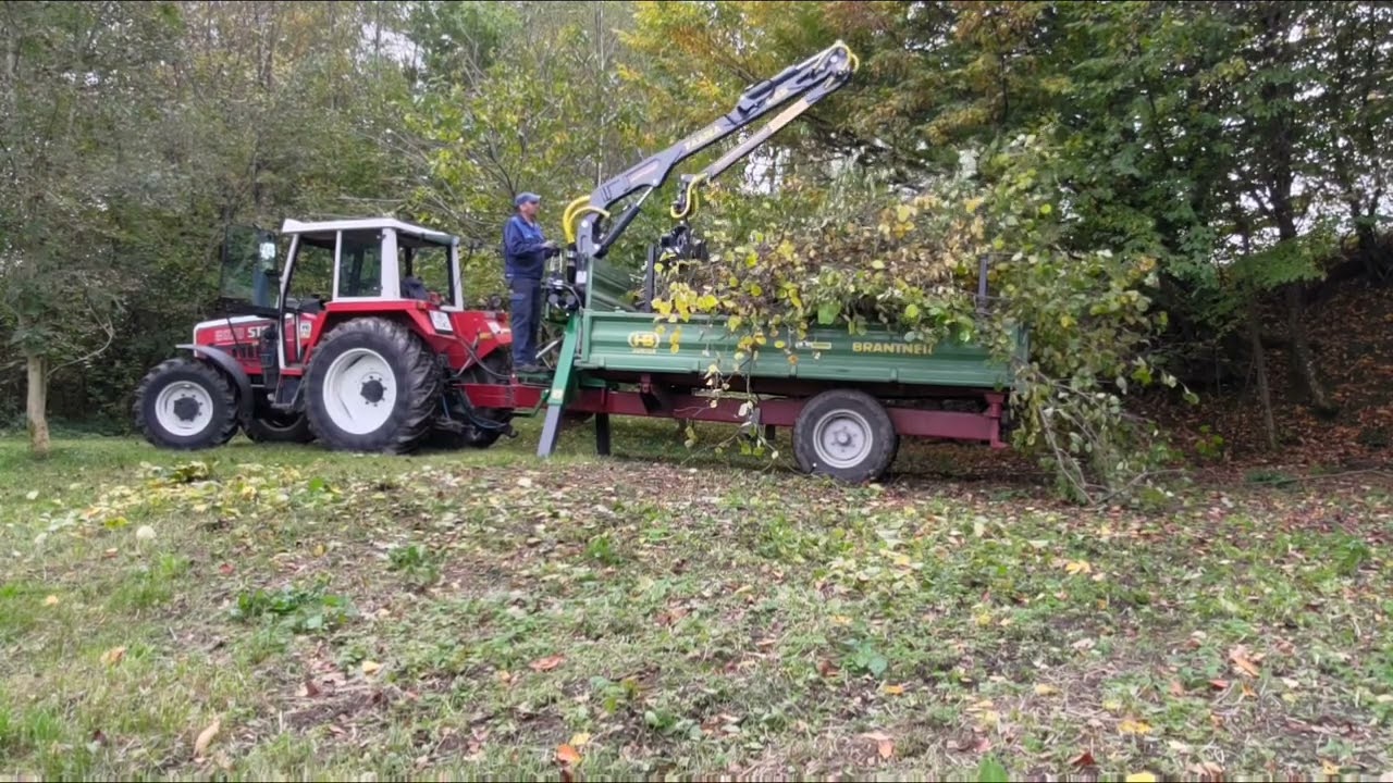 Streucher verladen mit Farma Forstkran.