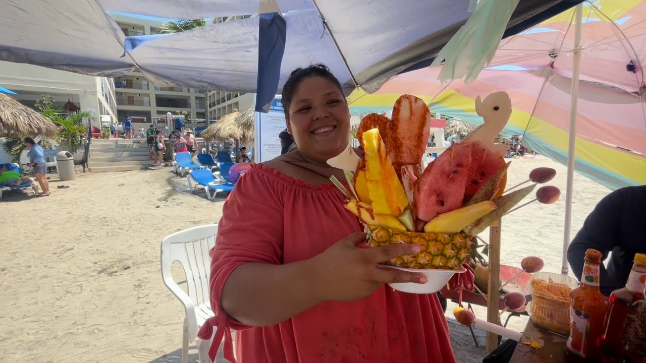 Rincon de guayabitos nos prepararon una deliciosa piña loca en la playa