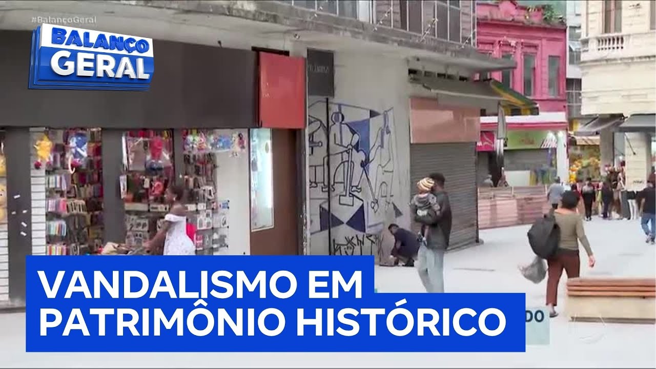 Homens picham mural com arte de Di Cavalcanti no Edifício Triângulo, centro de São Paulo