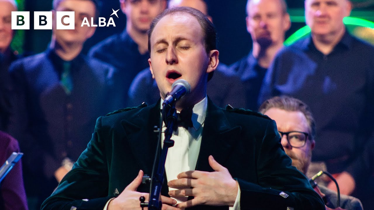 Ruairidh Gray le Òran a' Bhotail - Cèilidh na Bliadhn’ Ùire 2025 | BBC ALBA