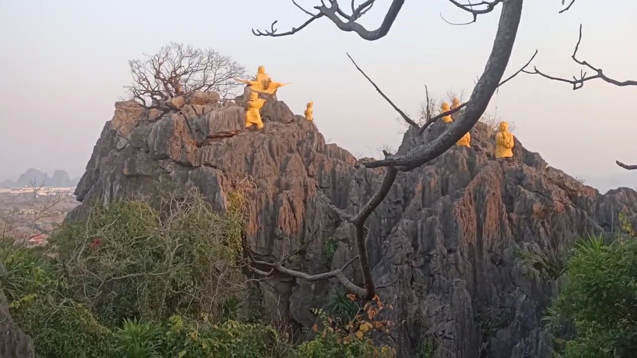 Leo núi khi chiều tà