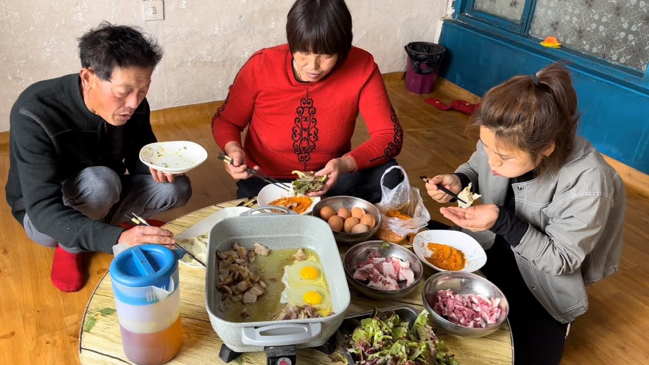 东北农村一家三口，娘俩吃烤肉，老爸吃油滋啦饺子，这生活美滋滋 #新农人计划2022 #我的乡村生活 #农村美食 #延边烤肉 #萌宠日常记录