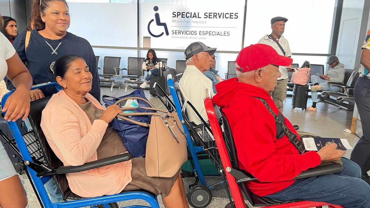 BACK TO GUYANA GRANDMA 🇬🇾 SHORT AIRPORT VLOG JFK 🇬🇾🇬🇾 #guyanese #jfkairport #subscribe #viralvideo