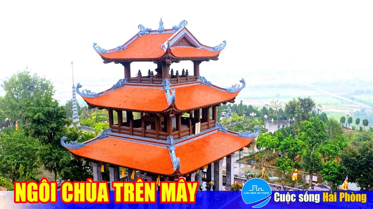Ngôi chùa đẹp như tranh vẽ dưới làn mưa xuân