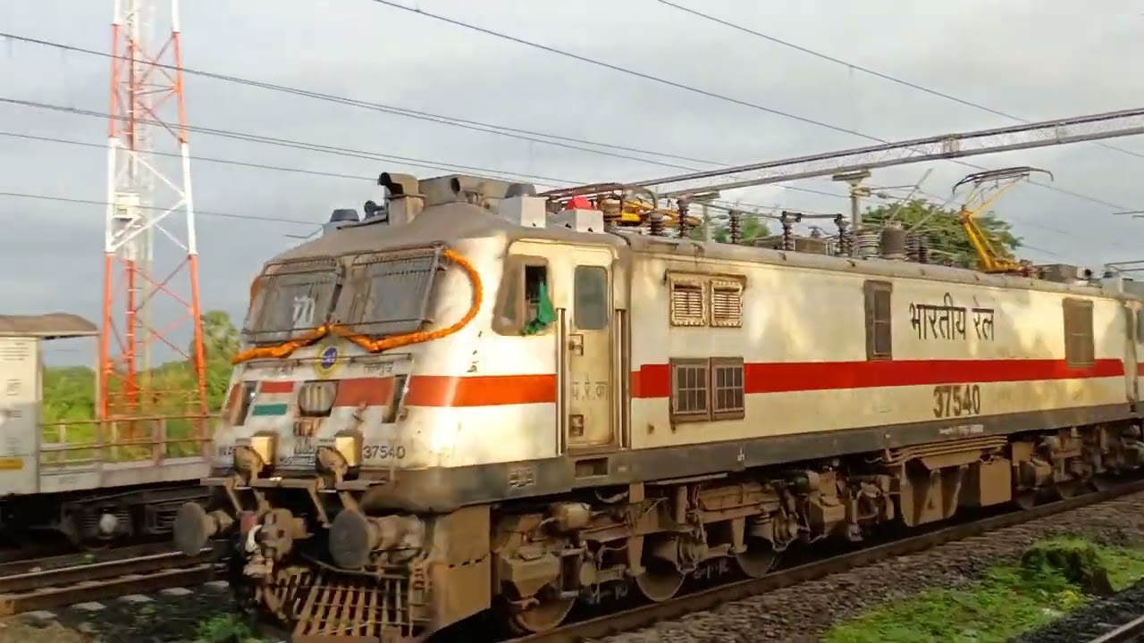 12618 Mangala Lakshadweep Express accelerating through Somatne