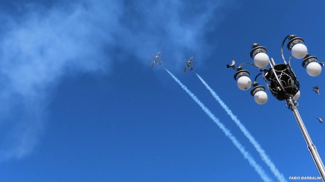 Frecce Tricolori - Passaggio di prova di due aerei su Piazza Duomo a Milano