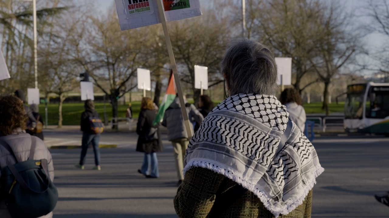 Palestinaren aldeko mezua zabaltzen jarraitzeko kalera atera dira Iruñean