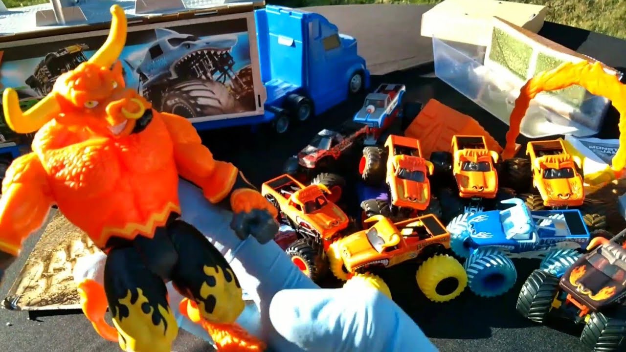 Monster Jam Monday! El Toro Loco Insensatez Locura!