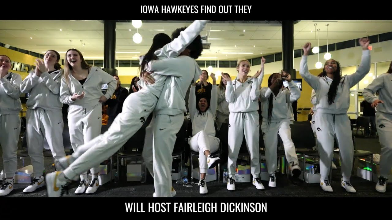 Команда Iowa Hawkeyes празднует объявление о турнире