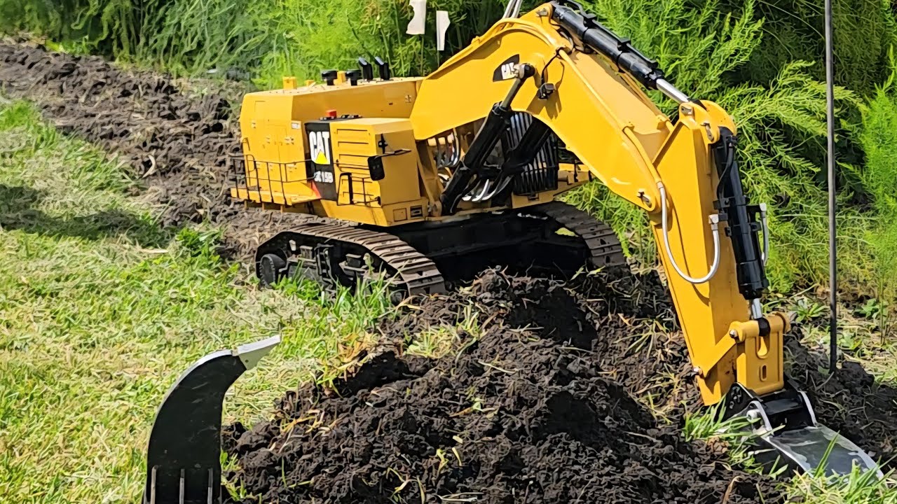 RC 6015B excavators digging in wire mesh!