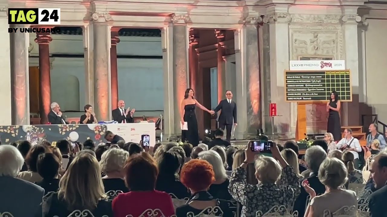 Premio Strega 2024, Geppi Cucciari scatenata in apertura su Sangiuliano e Pino Insegno