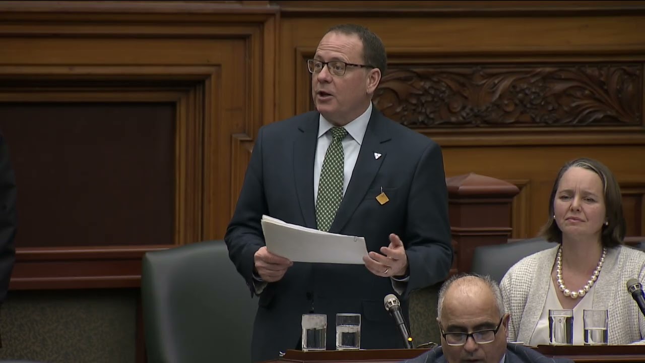 Всё больше людей подают петиции правительству с требованием отменить законопроект № 5.