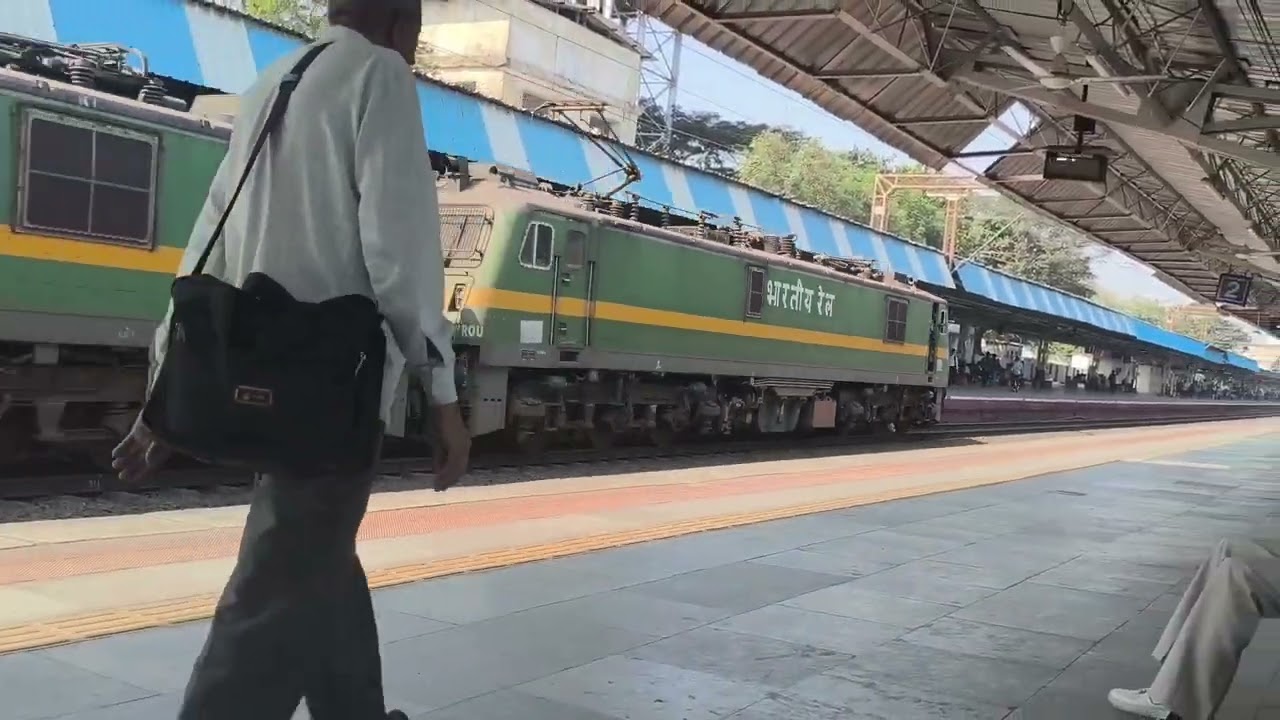 Railfaning at Navsari station. High speed train crossing video🤩. 