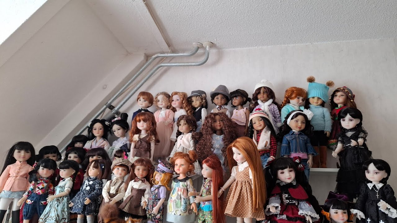 My Ruby Red Fashion Friends collection and organising their outfits